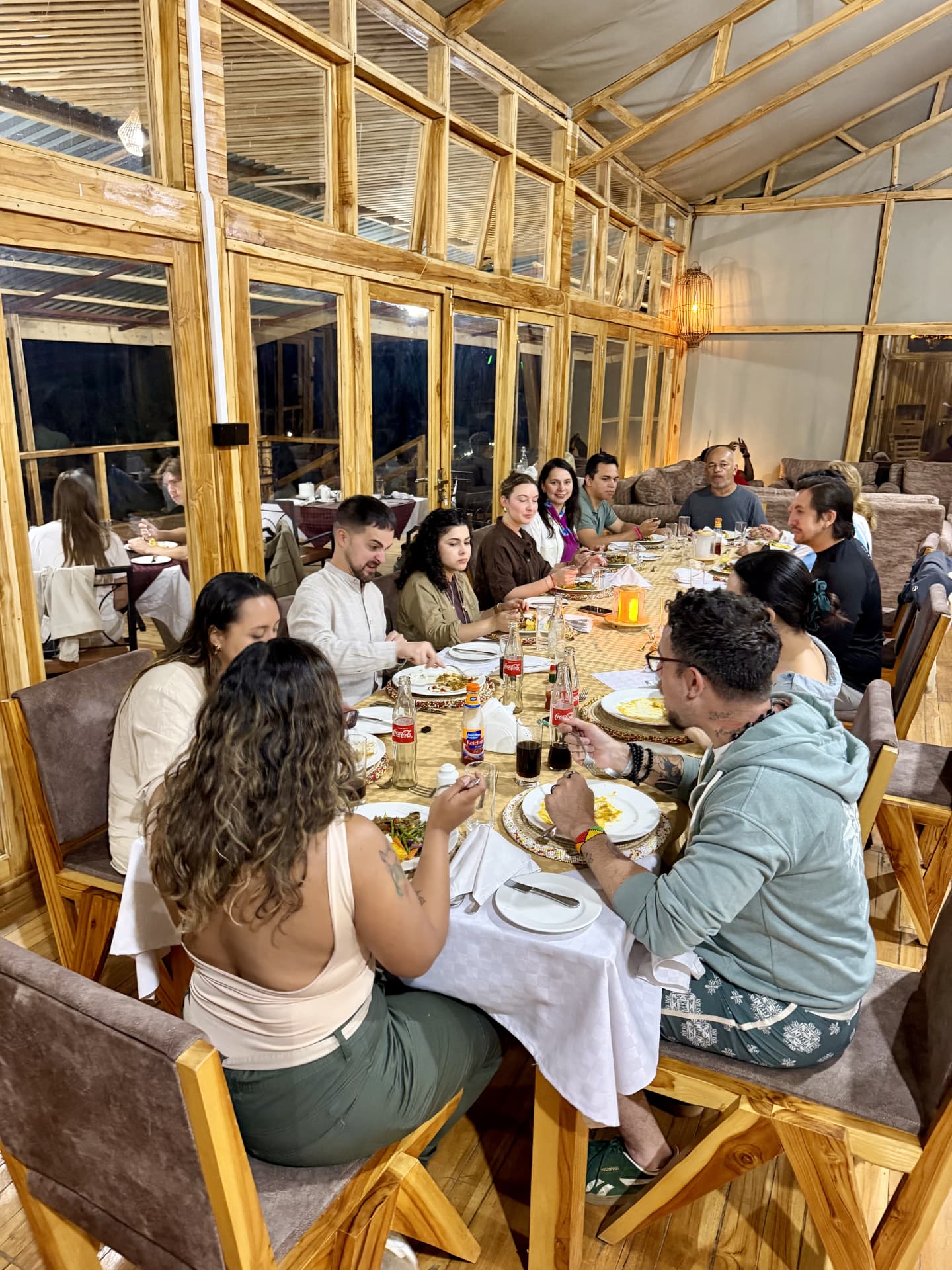 Grupo Weppa cenando juntos en el lodge durante el safari en Tanzania