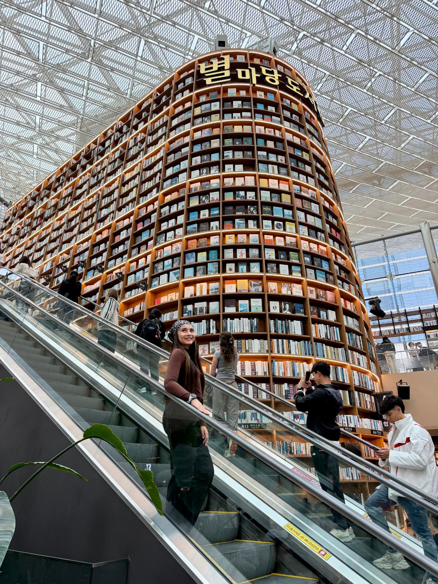 Viajera en la biblioteca gigante de Starfield COEX en Seúl