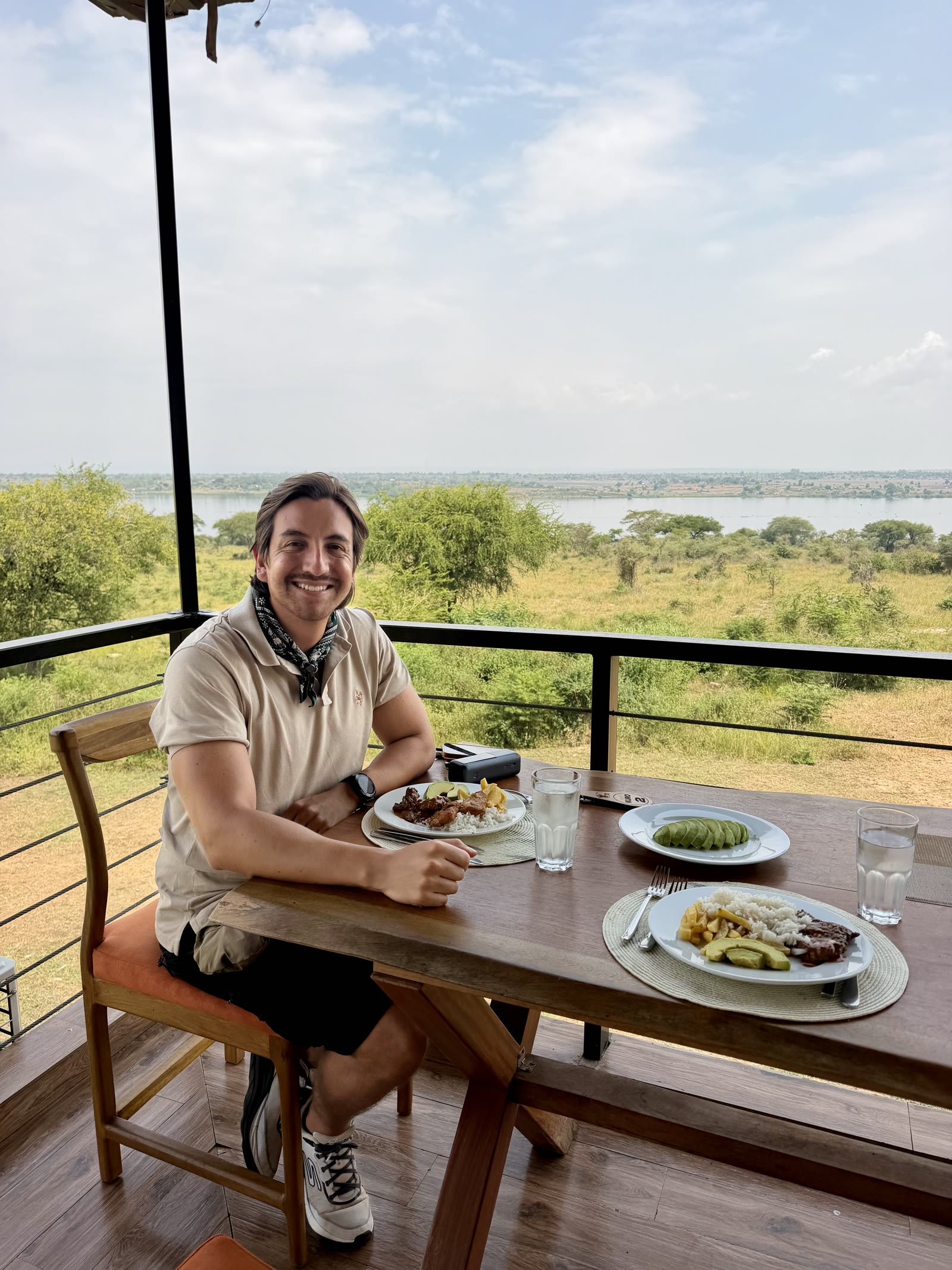 Viajero Weppa almorzando con vista al Nilo en un lodge de Uganda