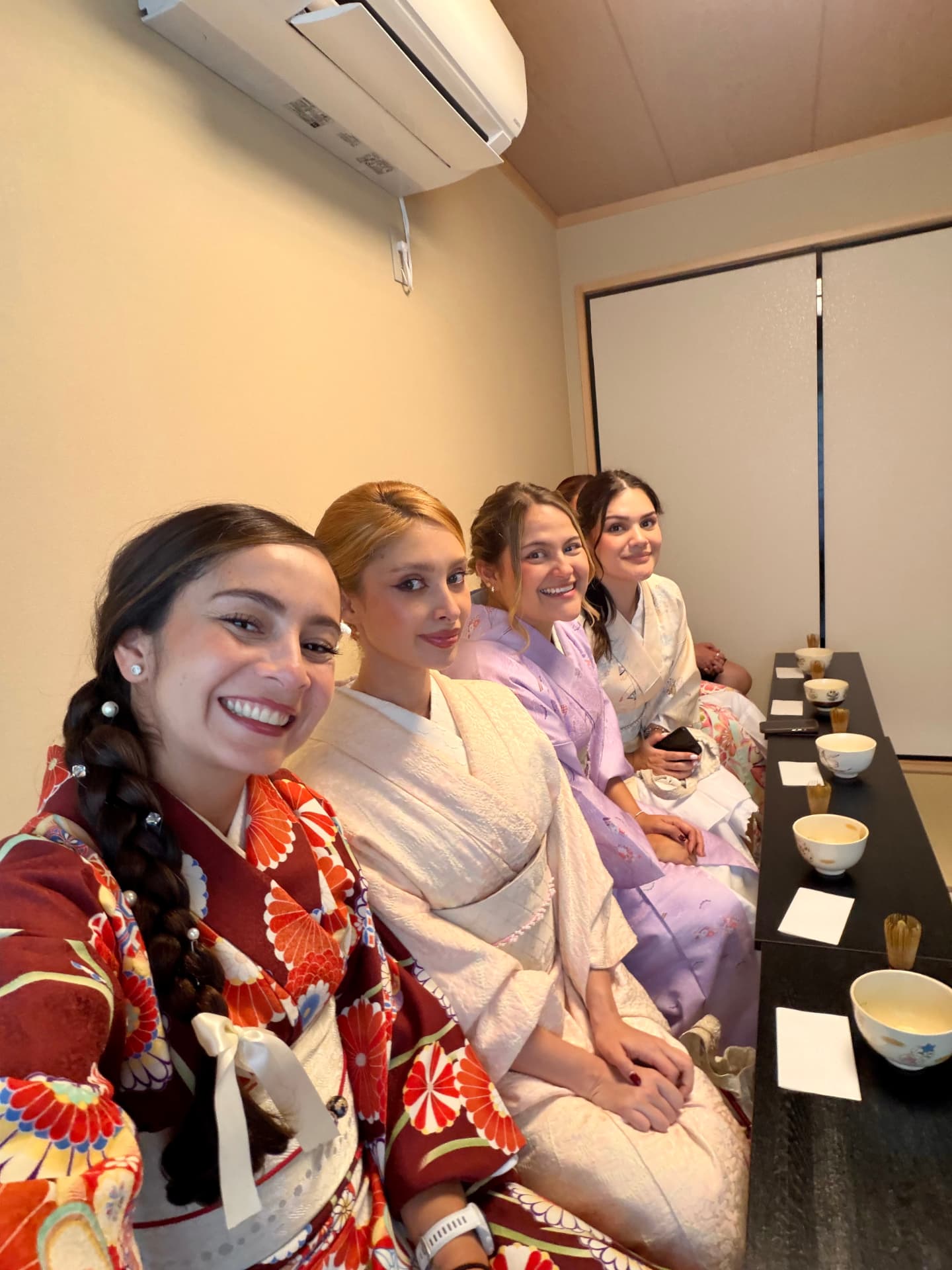 Viajeras en kimono durante la ceremonia del té en Kioto