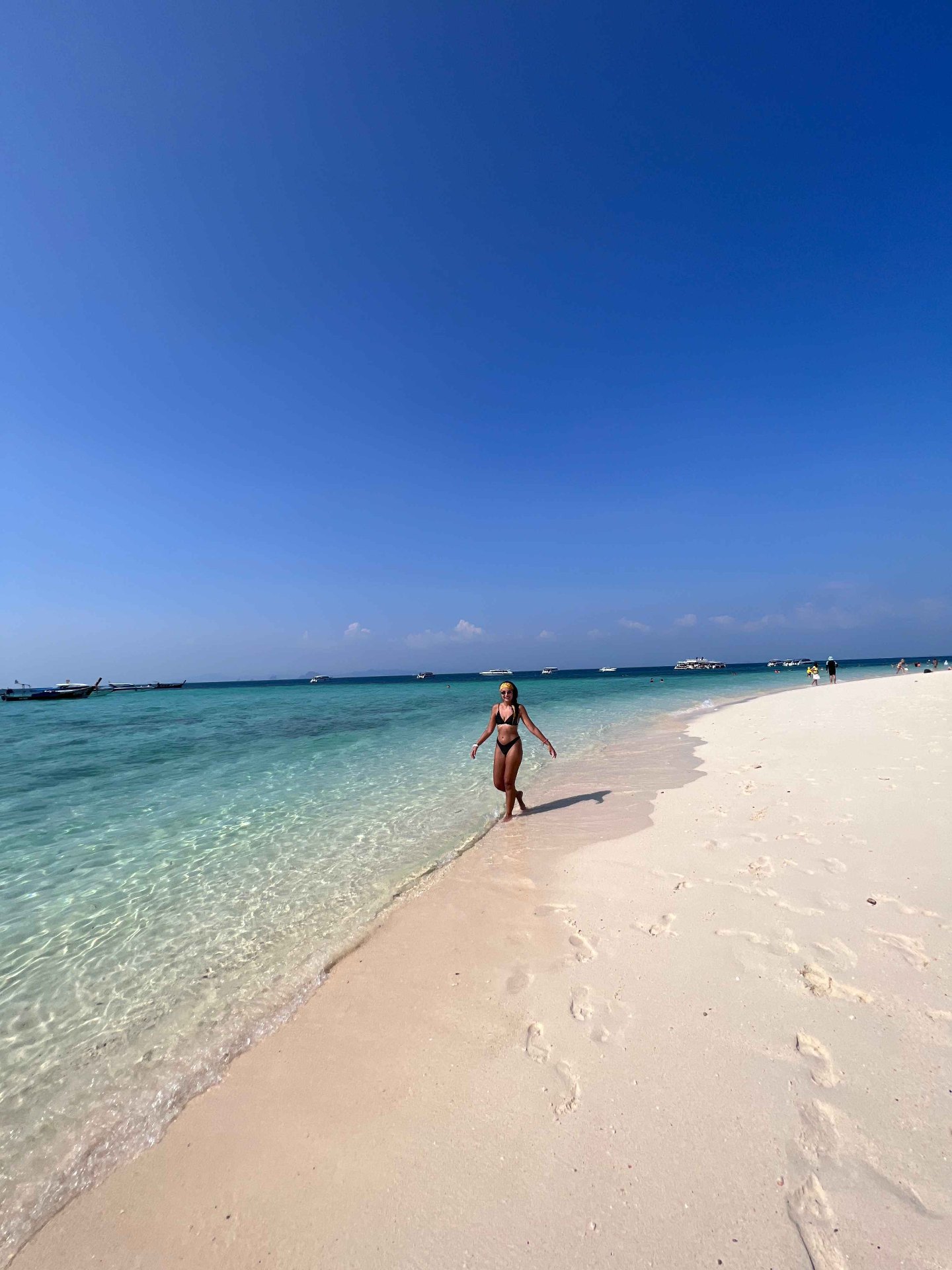 Viajera Weppa en una playa de arena blanca en Tailandia