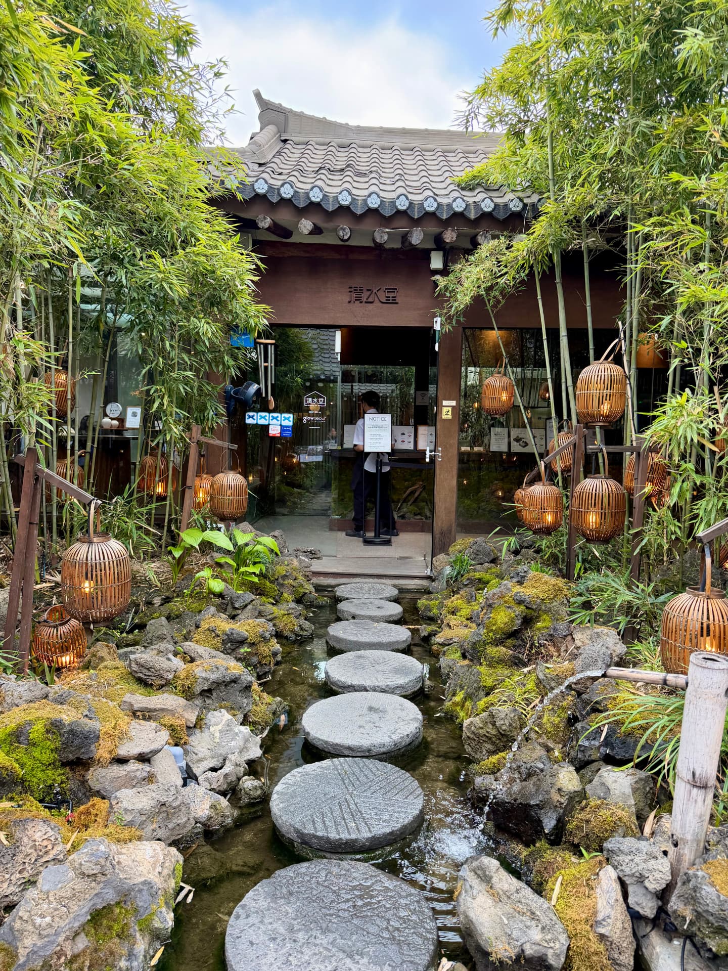 Jardín zen con faroles de bambú y piedras de molino