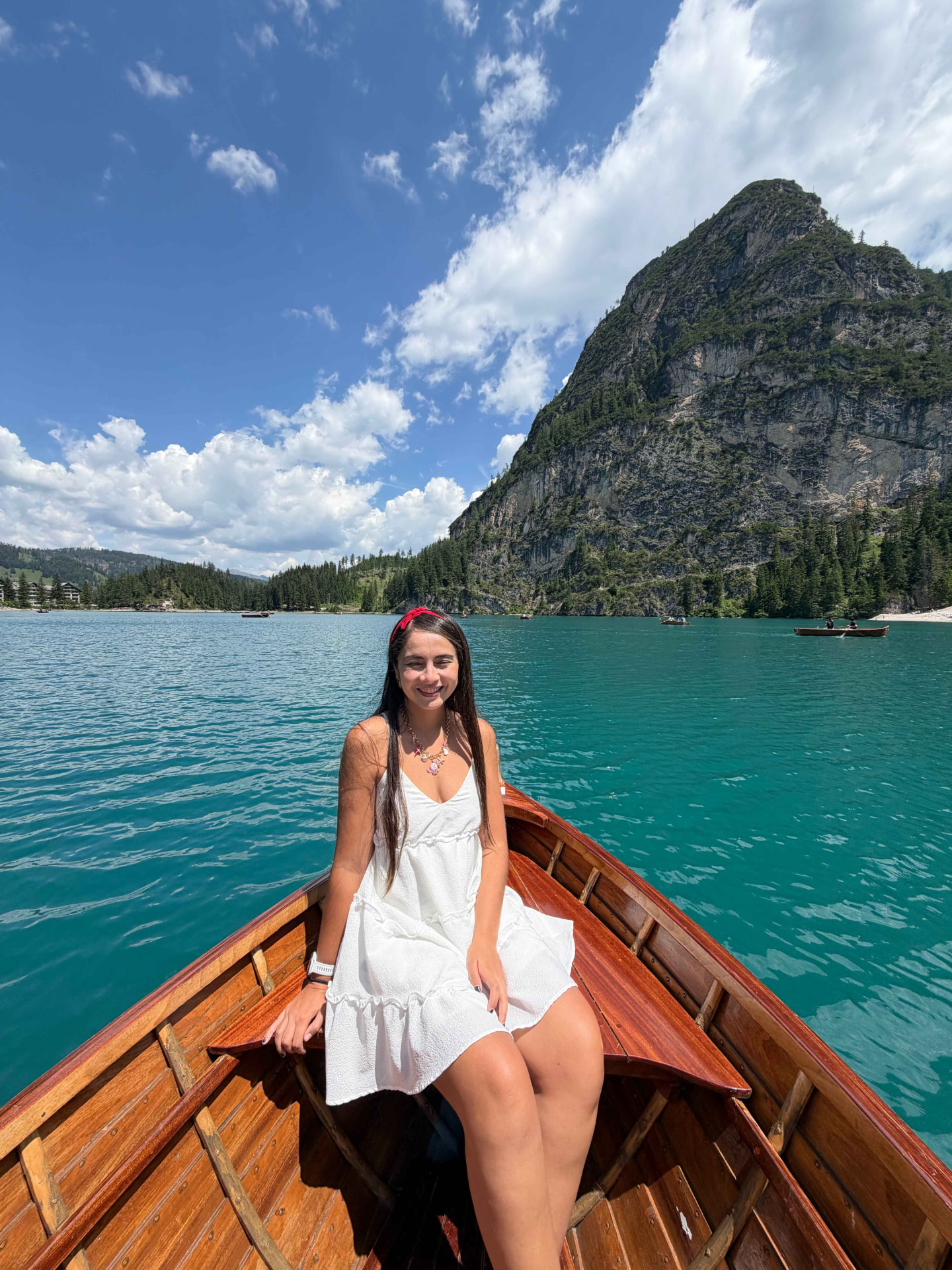 Bote de madera sobre las aguas esmeralda del Lago di Braies, Dolomitas
