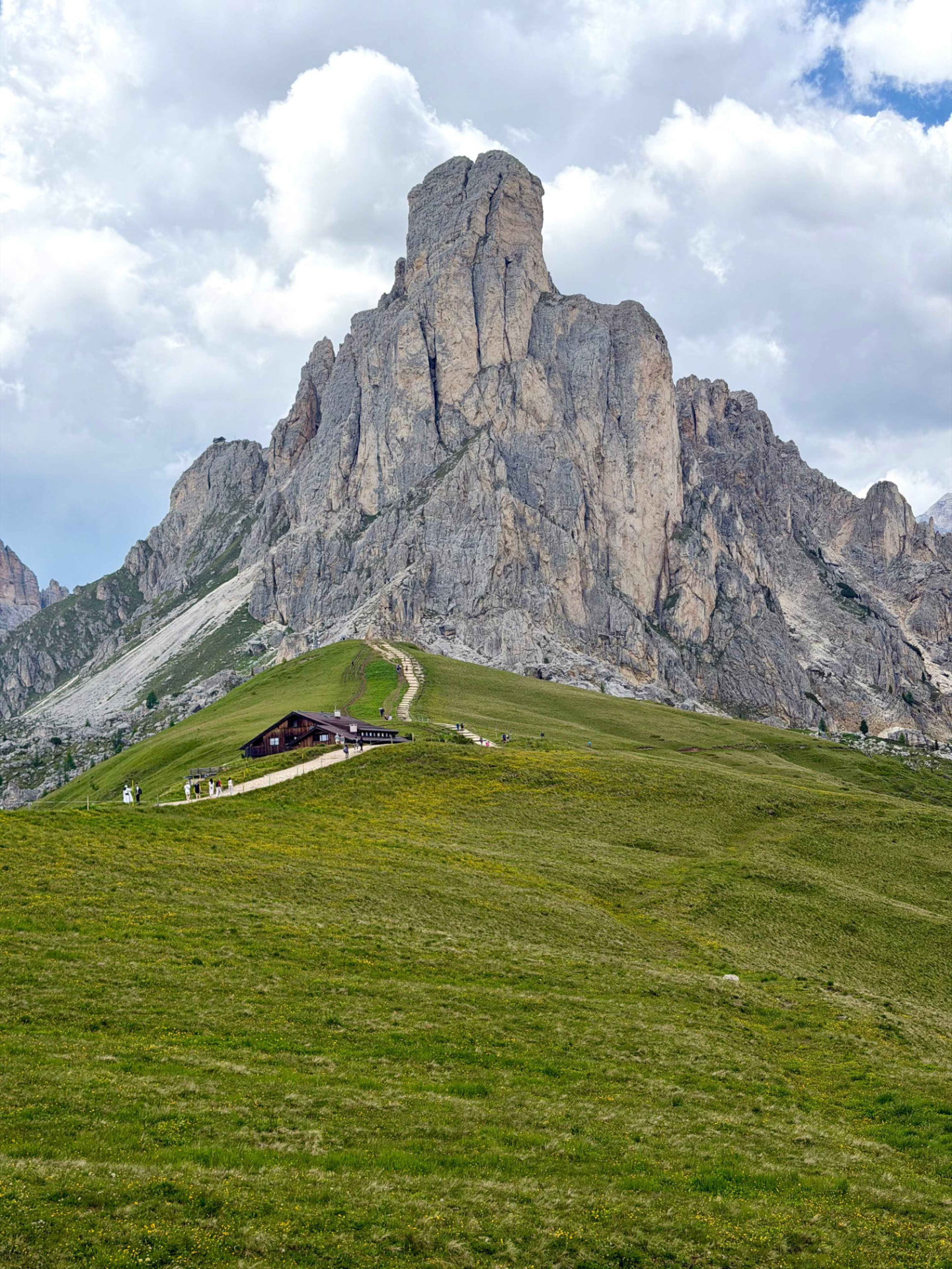 Refugio de montaña en un paso alpino de los Dolomitas