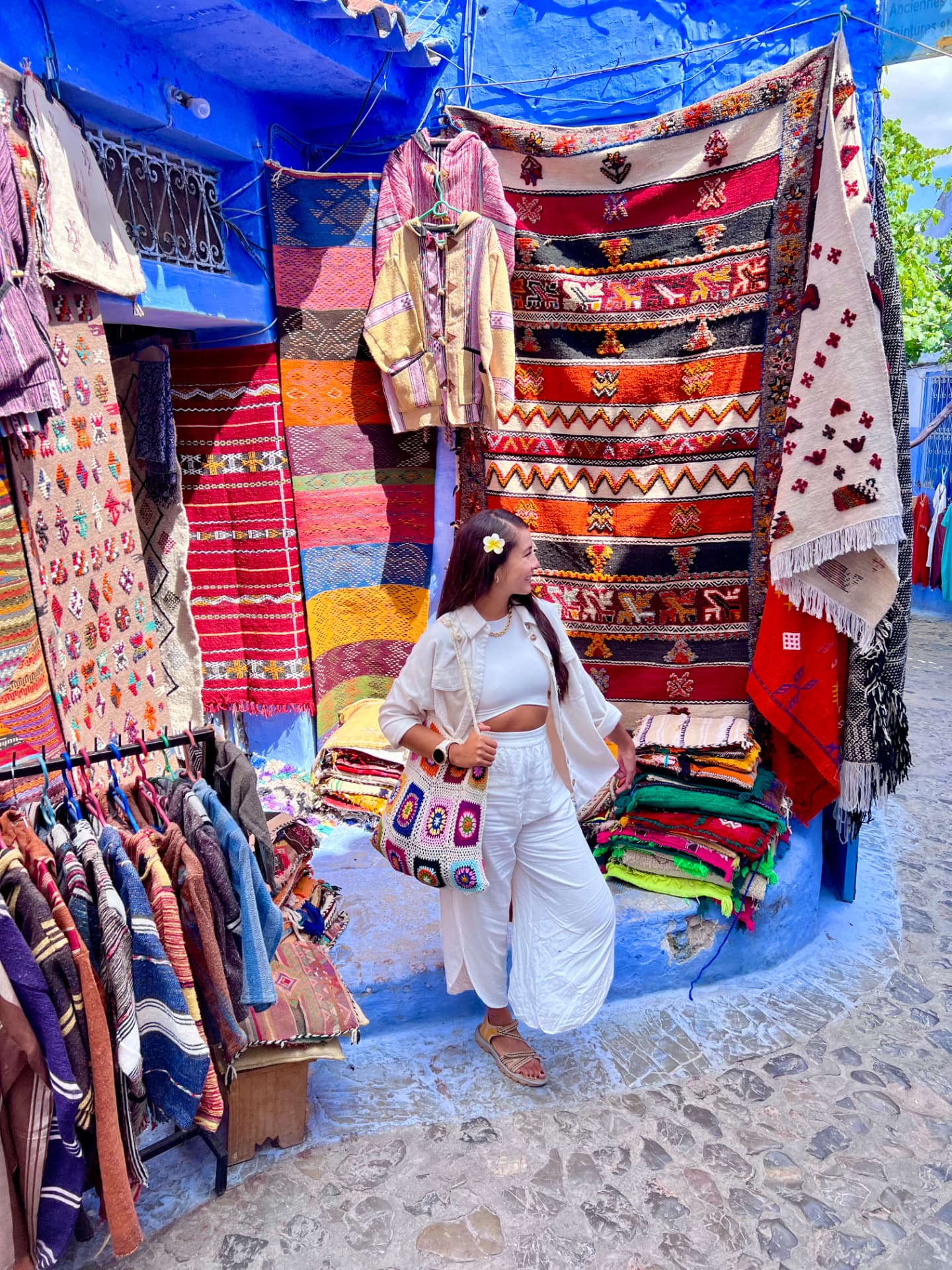 Viajera Weppa entre alfombras en un zoco de Chefchaouen