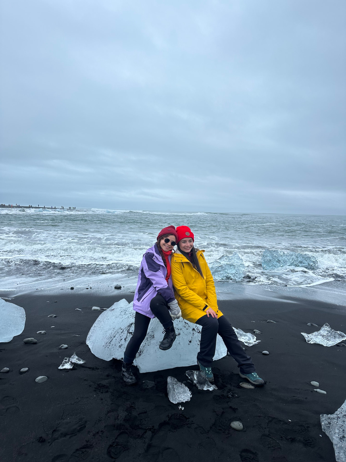 Viajeras sobre un iceberg en la Playa de Diamantes, Islandia