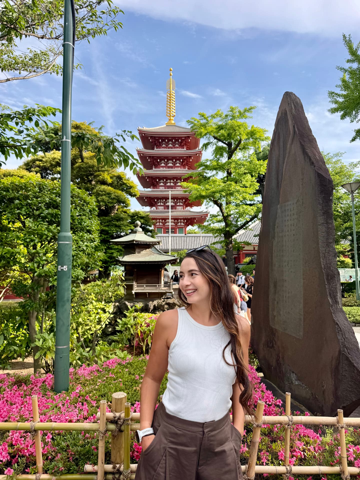 Viajera junto a la pagoda de Asakusa en Tokio
