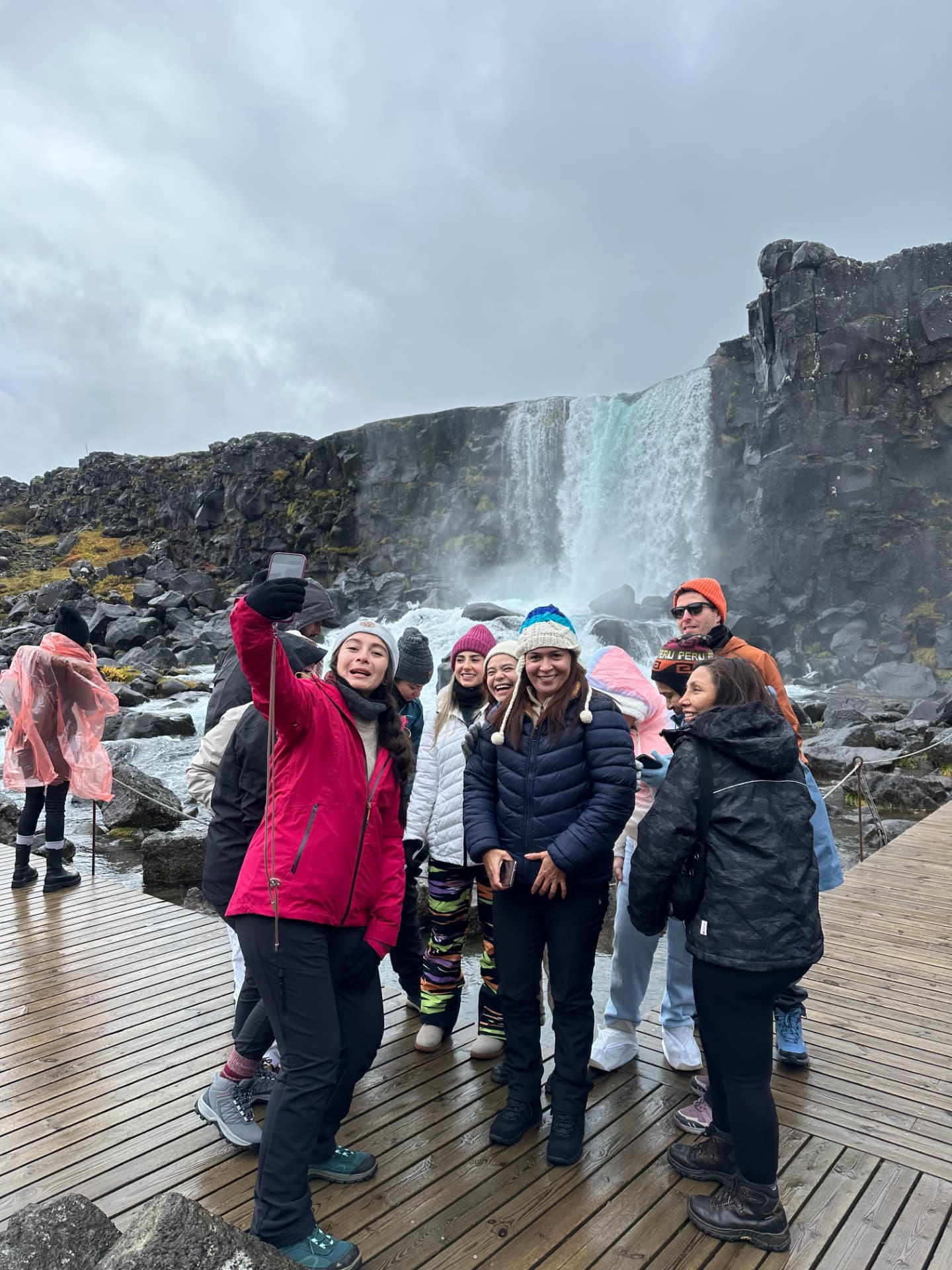 Grupo Weppa en la cascada Öxarárfoss, Þingvellir