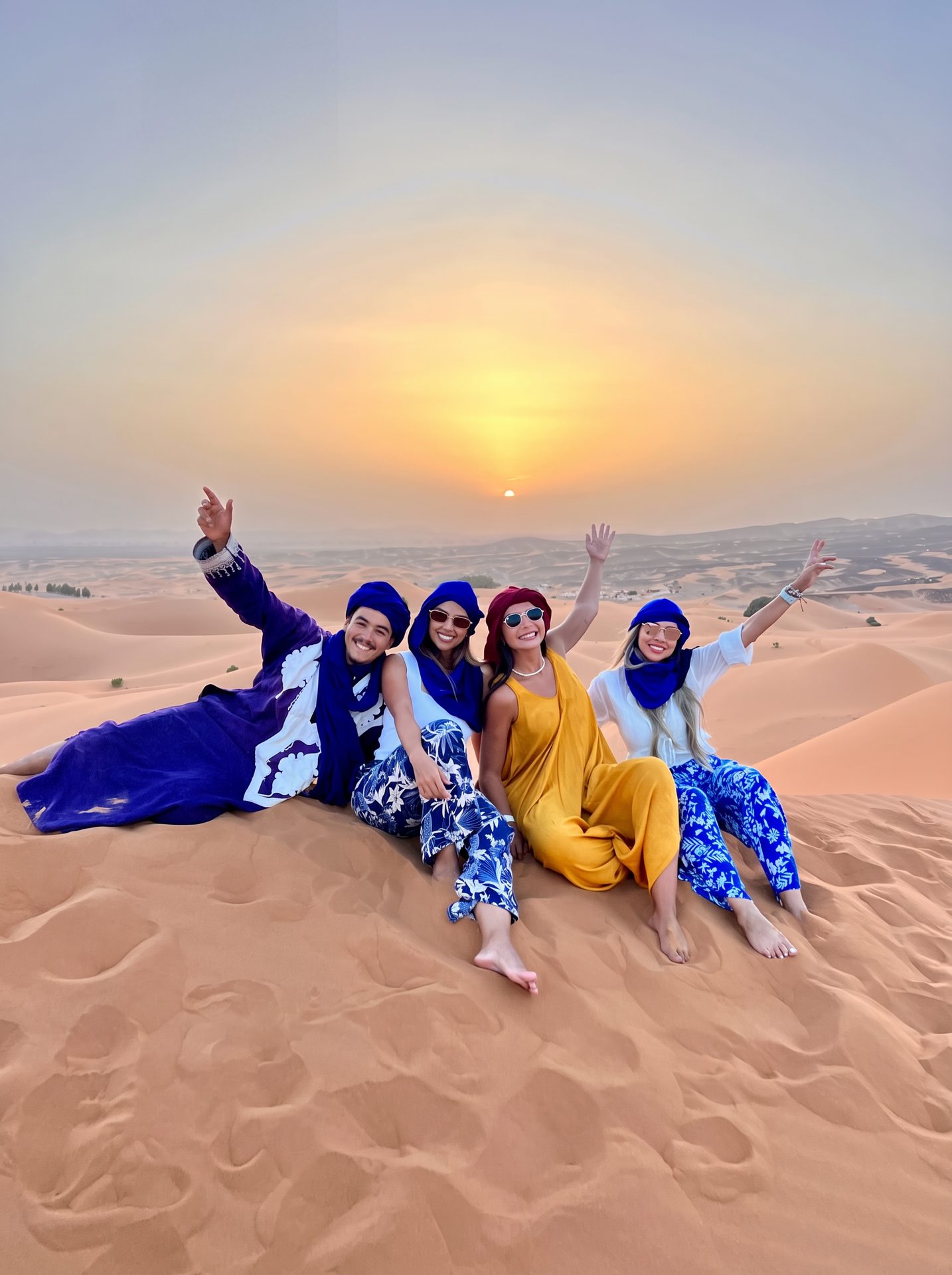 Grupo Weppa con turbantes al atardecer en las dunas de Erg Chebbi