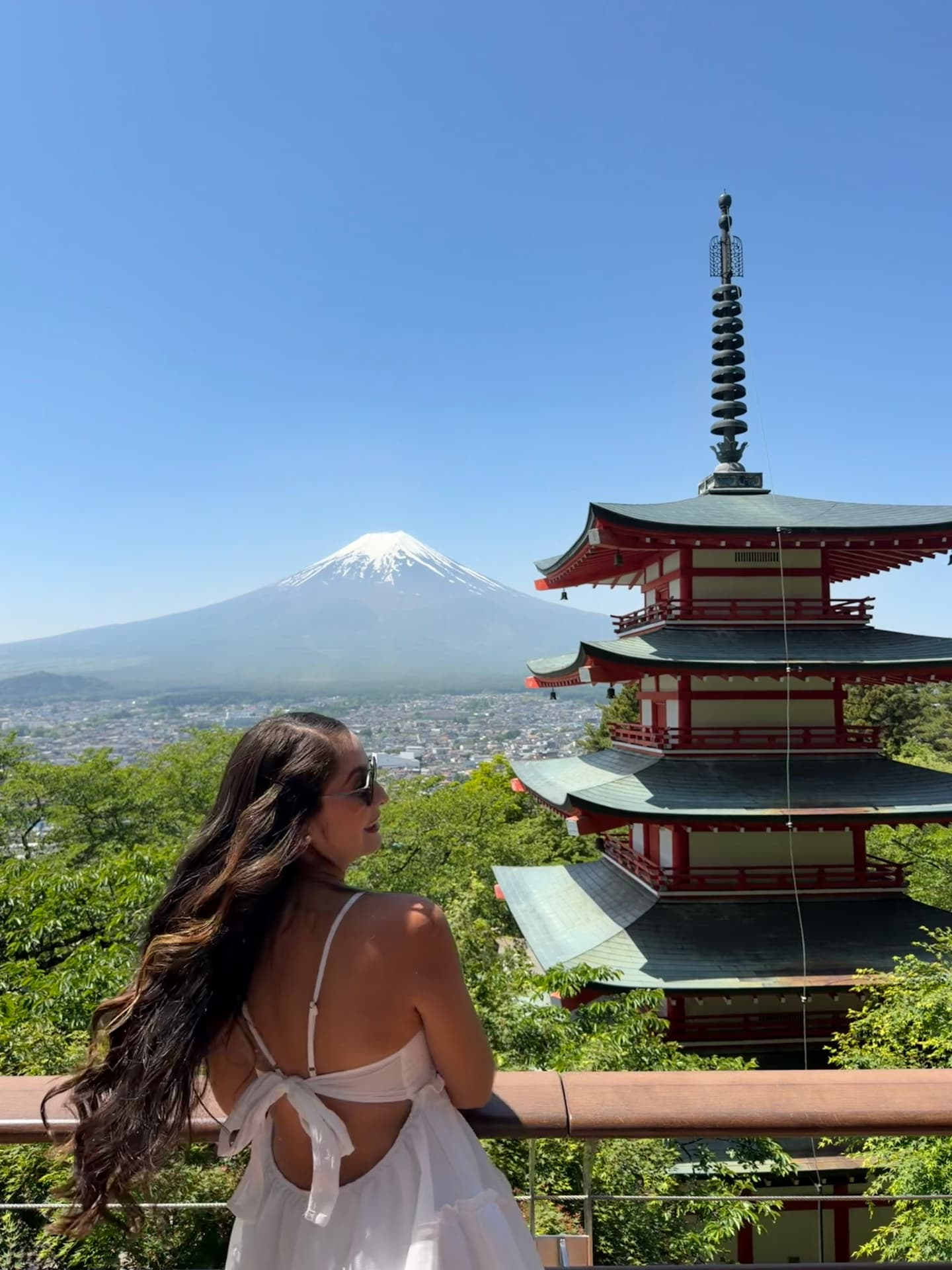 Viajera frente al monte Fuji y la pagoda Chureito