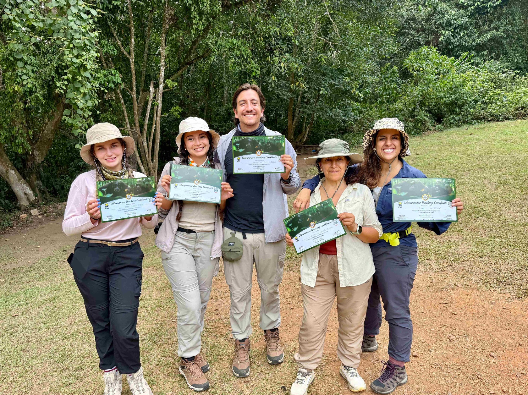 Grupo Weppa con sus certificados de trekking de chimpancés en Uganda