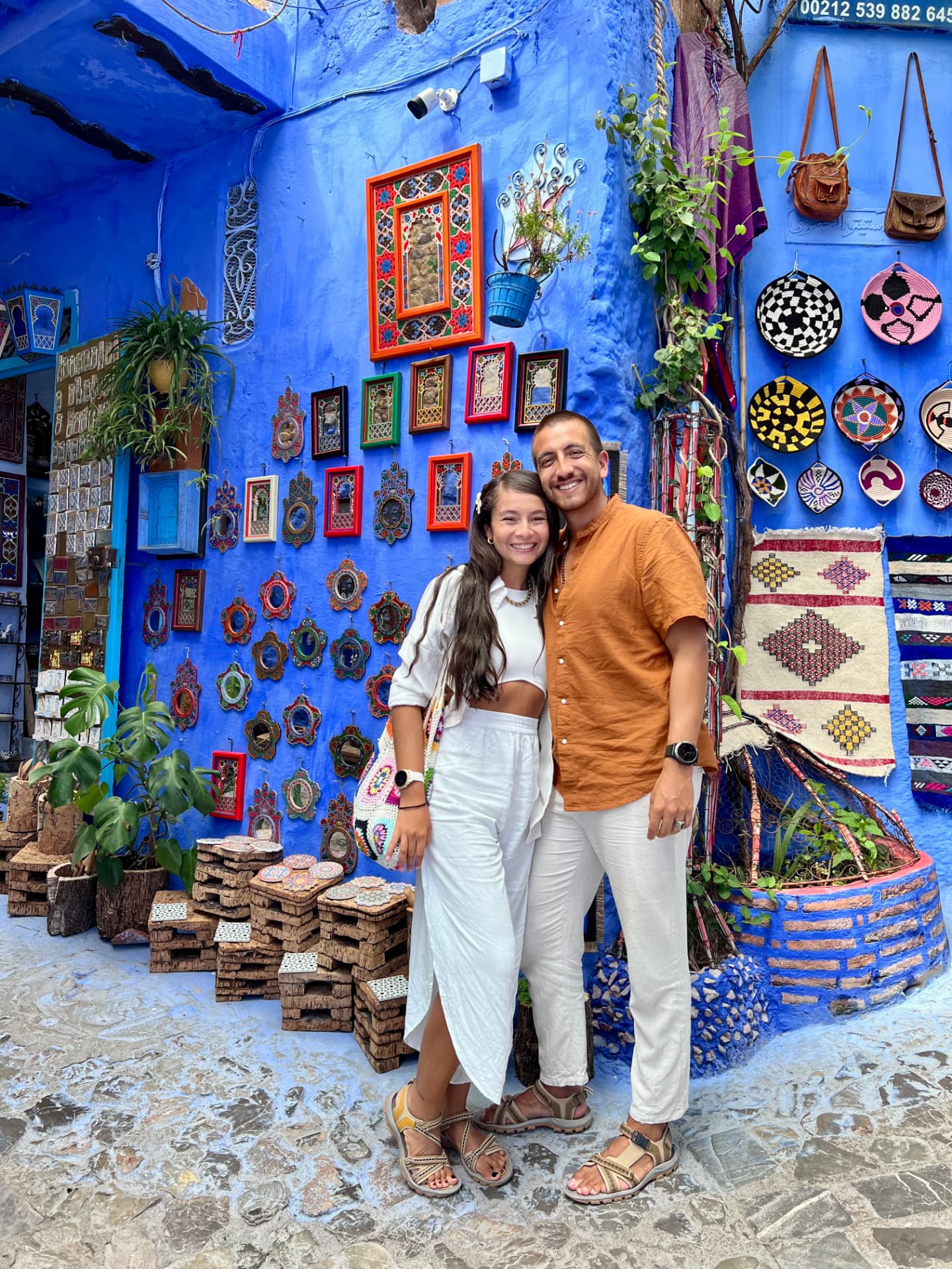Viajeros Weppa en una calle azul de Chefchaouen, Marruecos