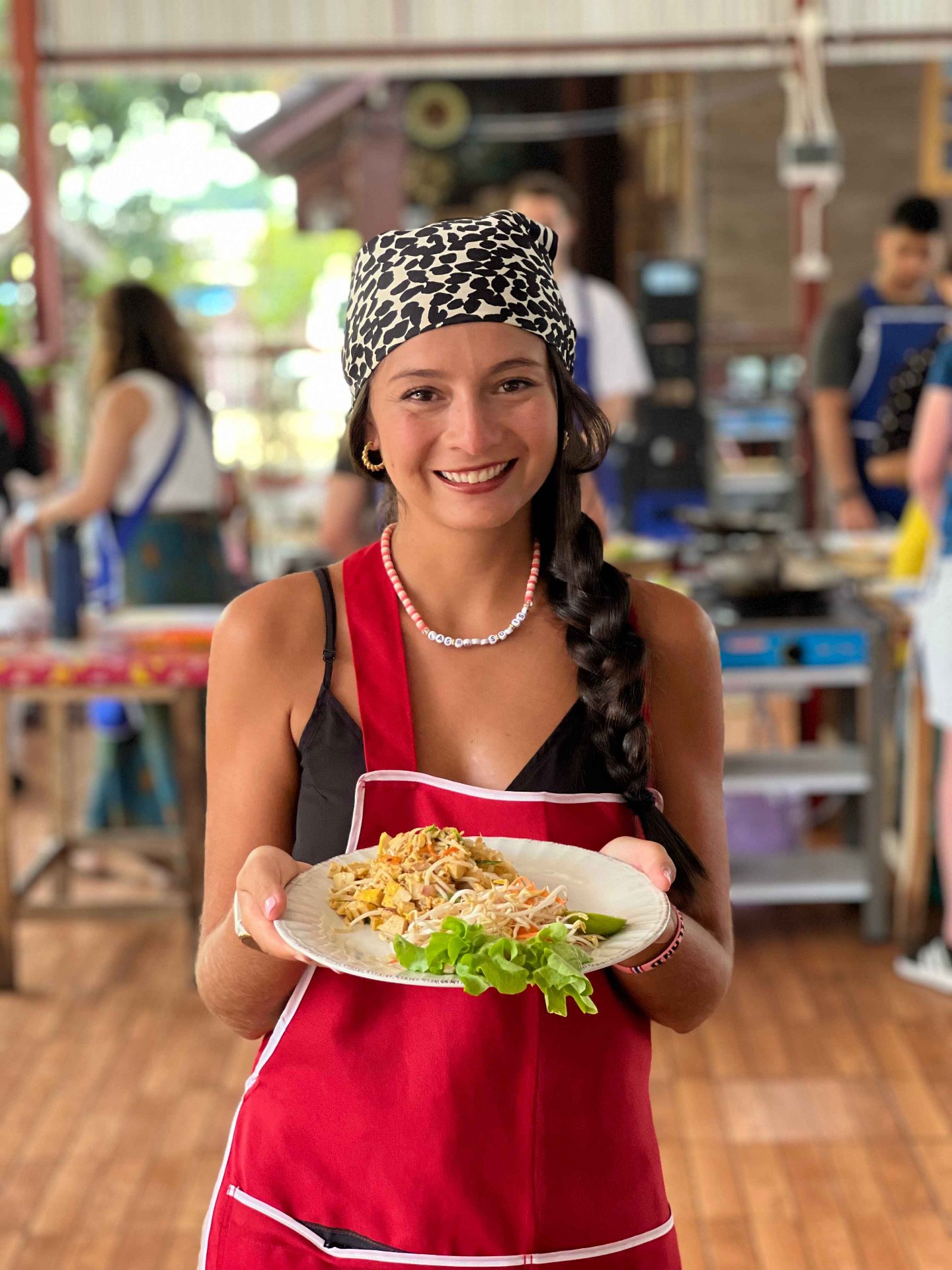 Viajera Weppa con su Pad Thai en la clase de cocina en Chiang Mai