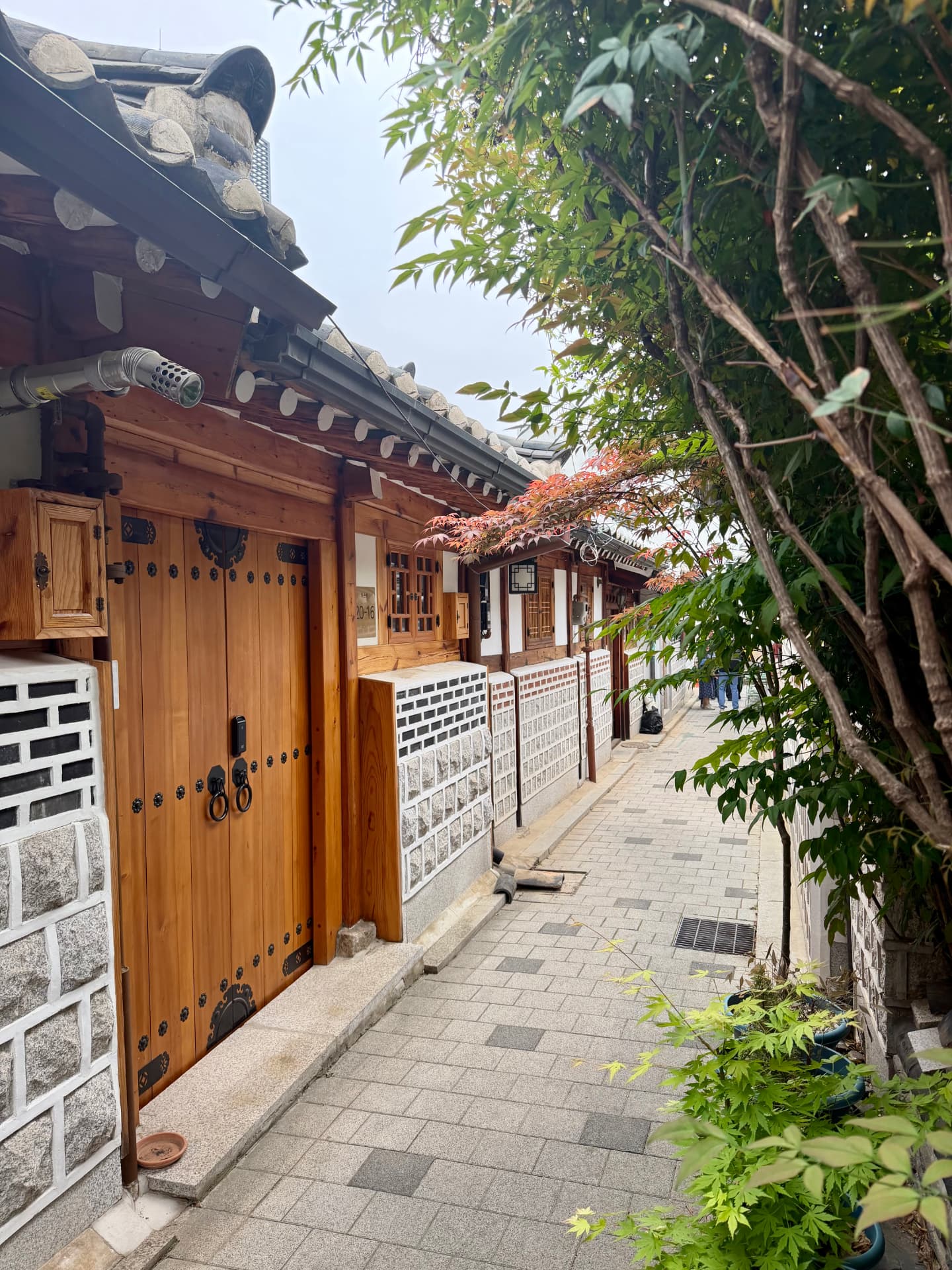 Callejón tradicional hanok con puertas de madera en Seúl