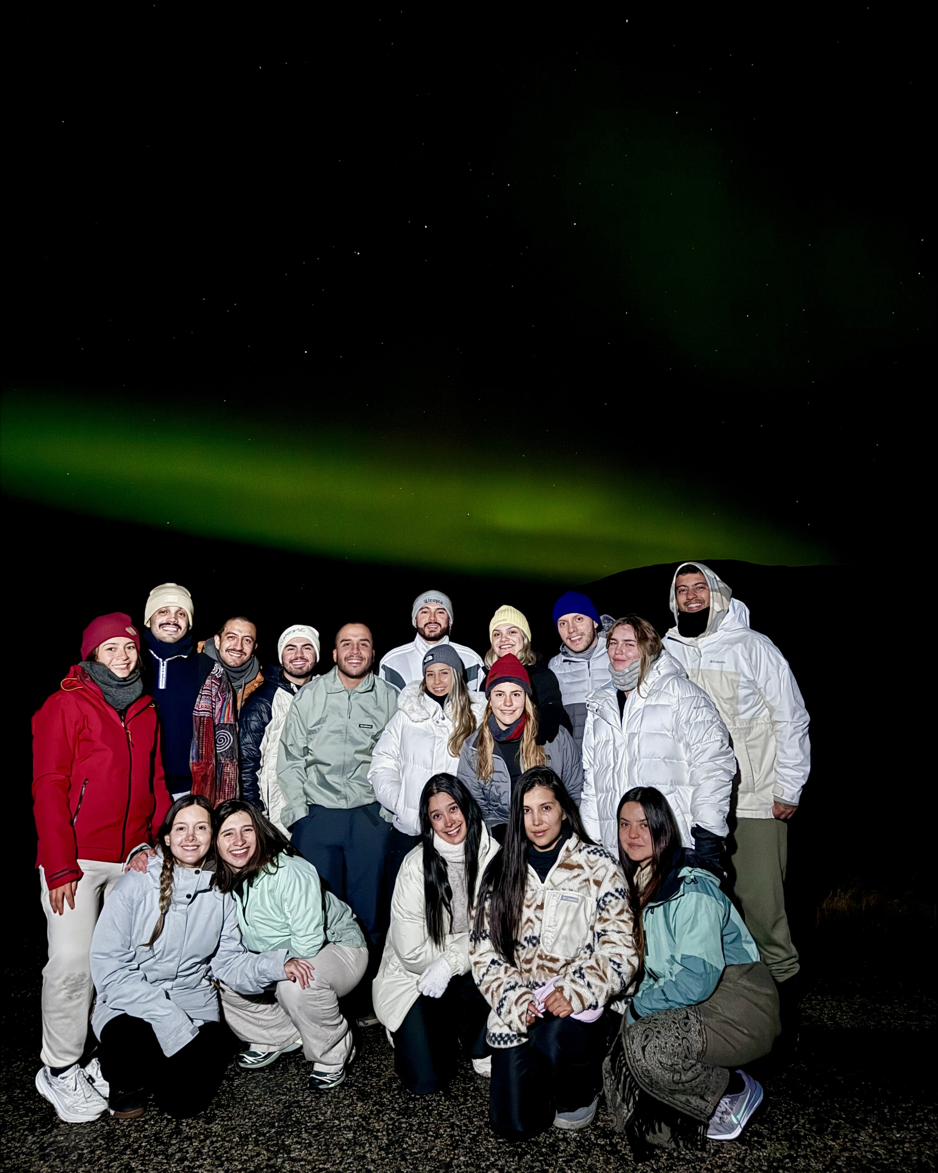 Auroras boreales sobre un paisaje islandés