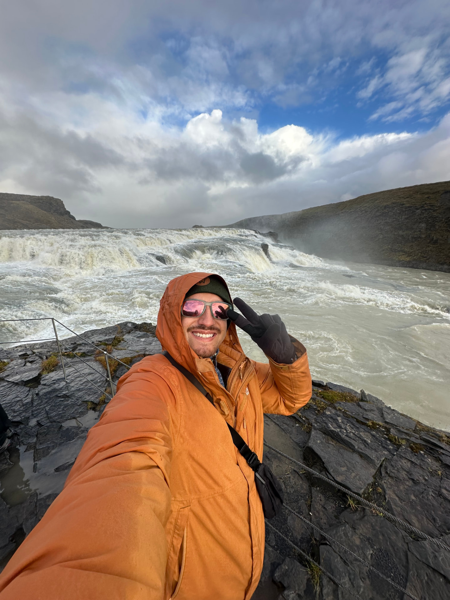 Viajero frente a la cascada Gullfoss, Islandia