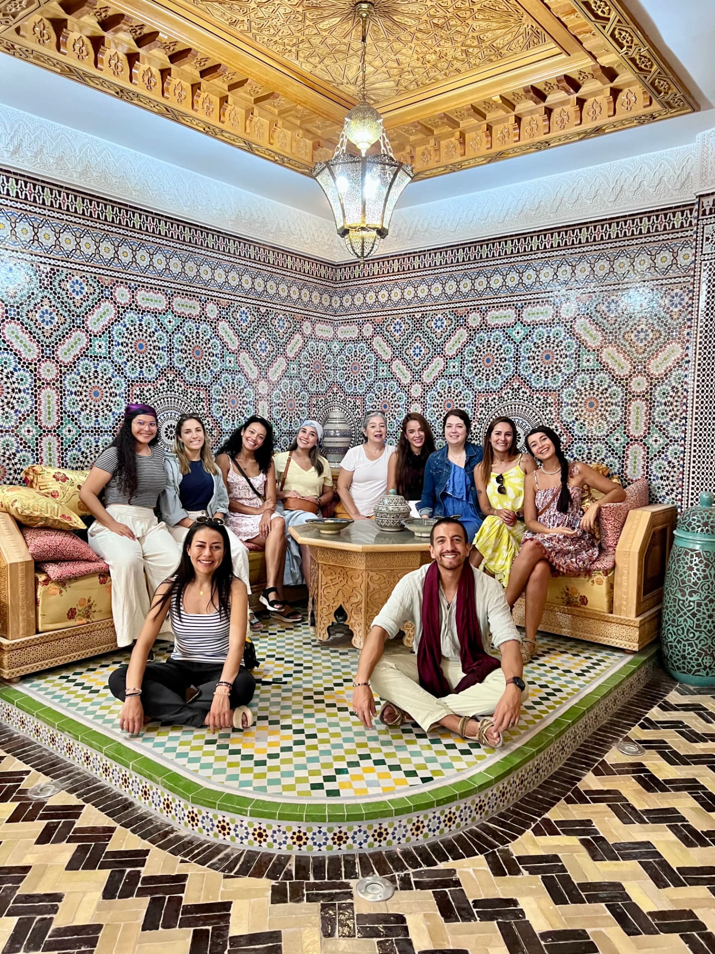 Grupo Weppa en un salón de mosaicos de un riad marroquí