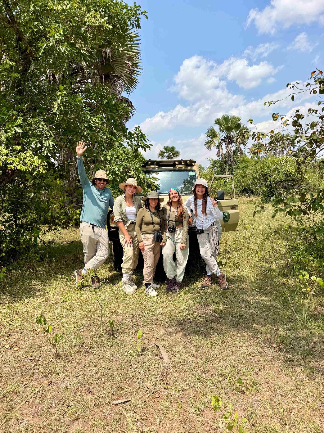 Grupo Weppa junto al jeep de safari en Uganda