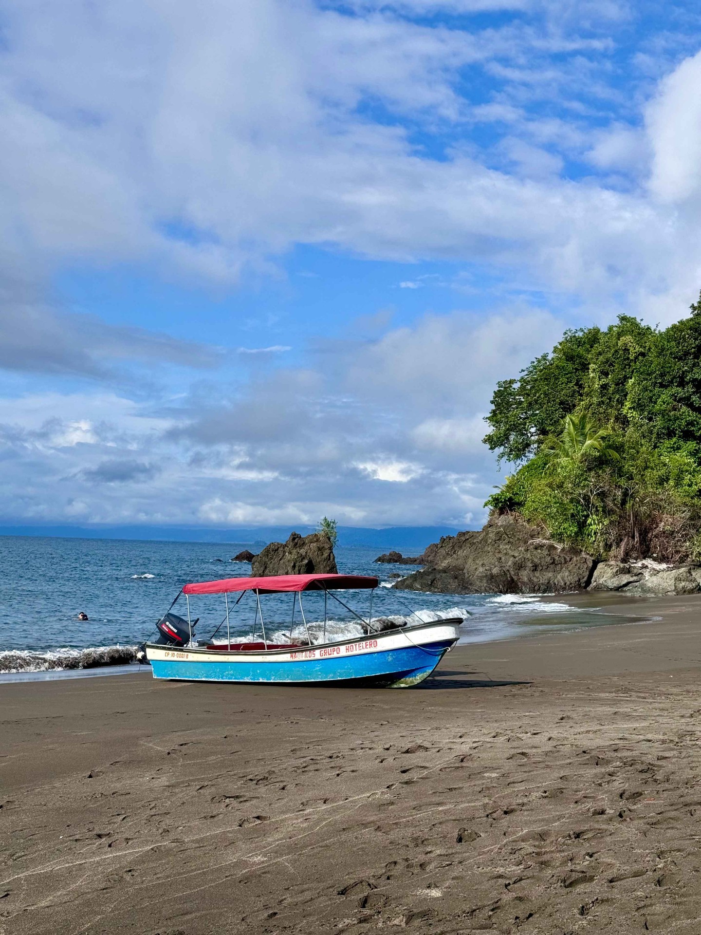 Lancha en una playa desierta del Pacífico en Nuquí