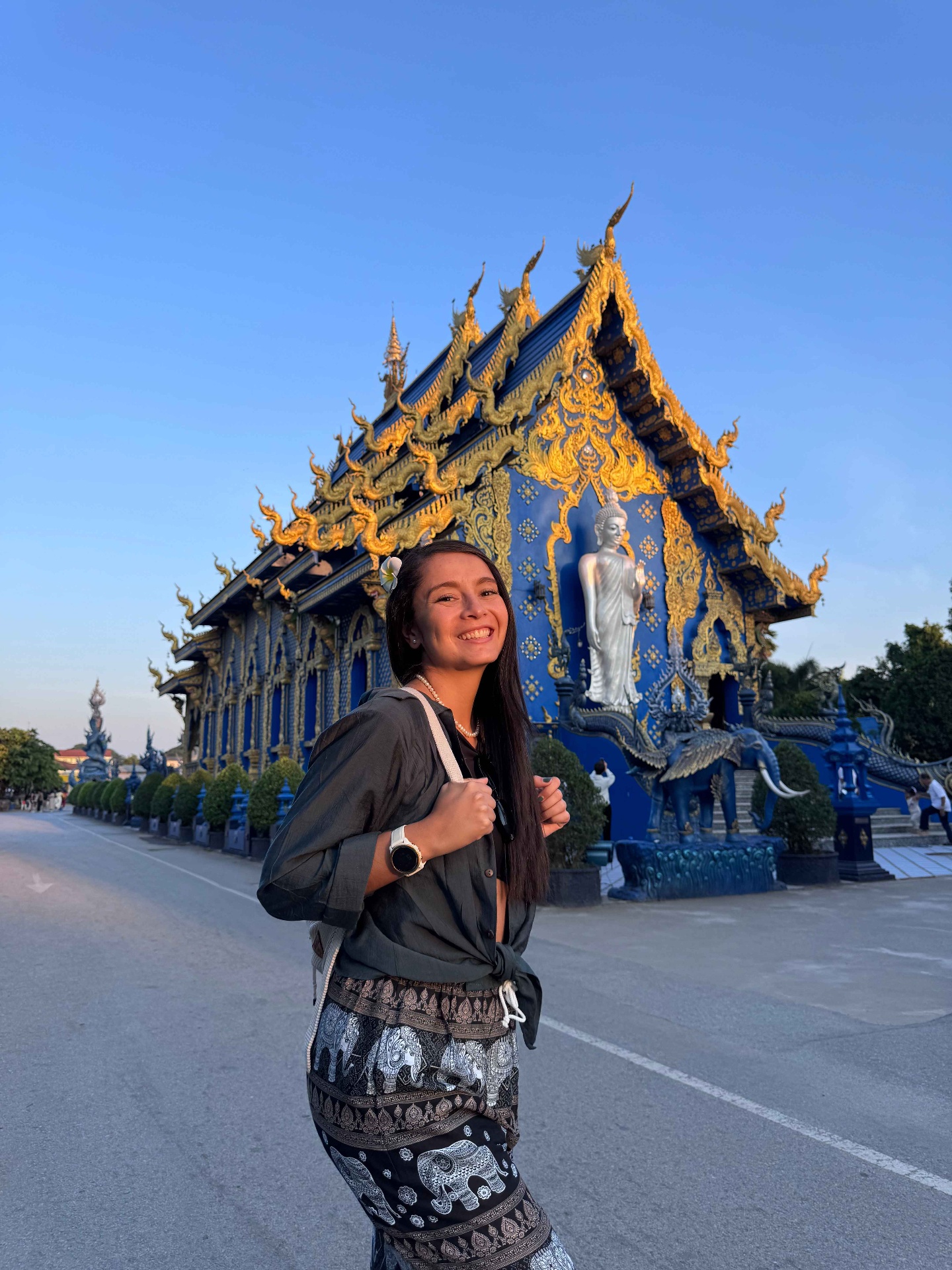 Viajera Weppa frente al Templo Azul de Chiang Rai, Tailandia