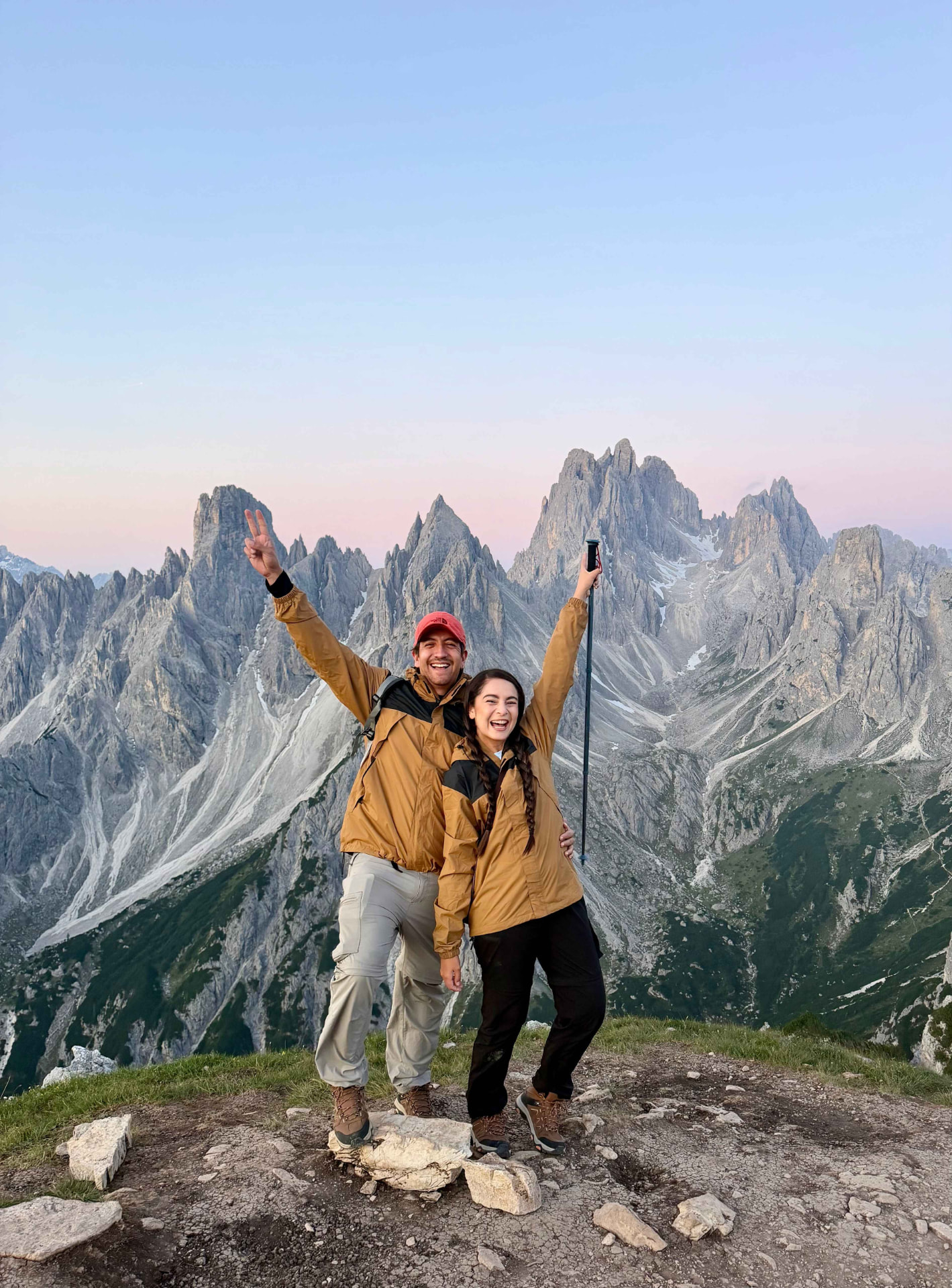Viajeros Weppa celebrando en Cadini di Misurina al atardecer