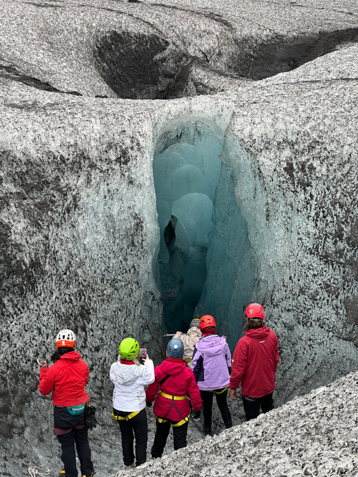 Grupo entrando a una cueva de hielo en Islandia
