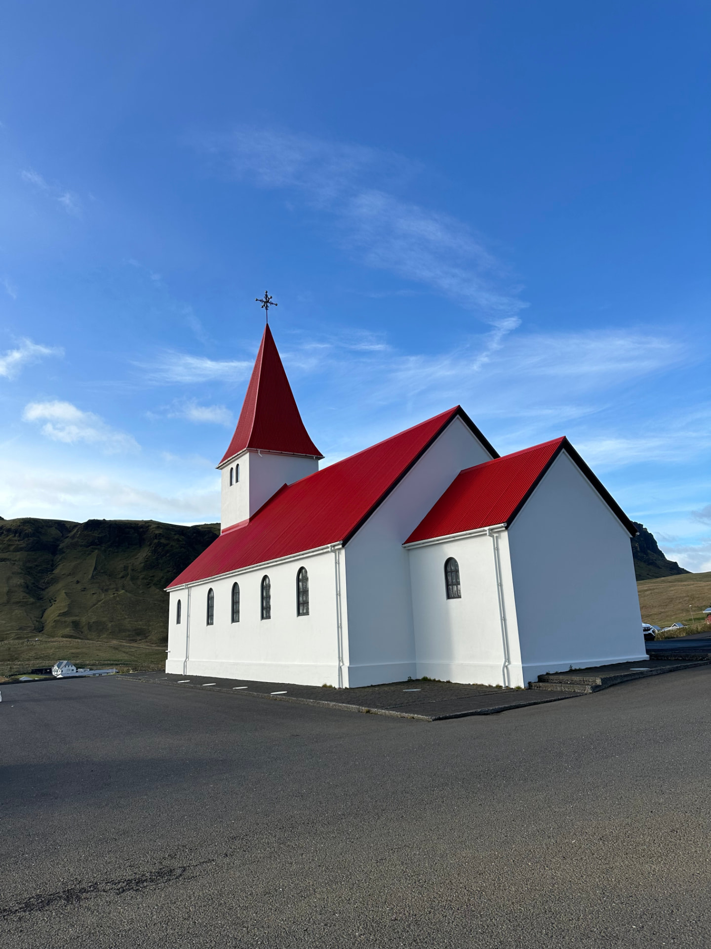 Iglesia de Vík con techo rojo en Islandia