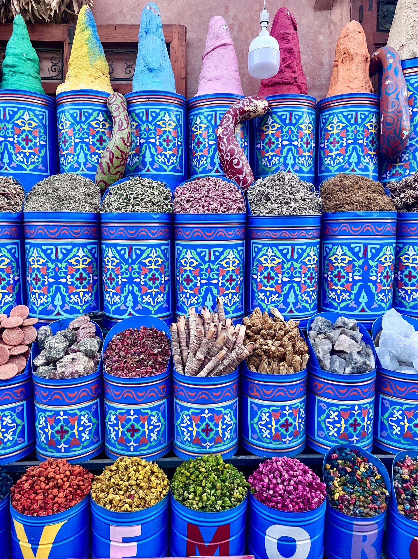 Mercado de especias con baldes azules pintados en Marrakech