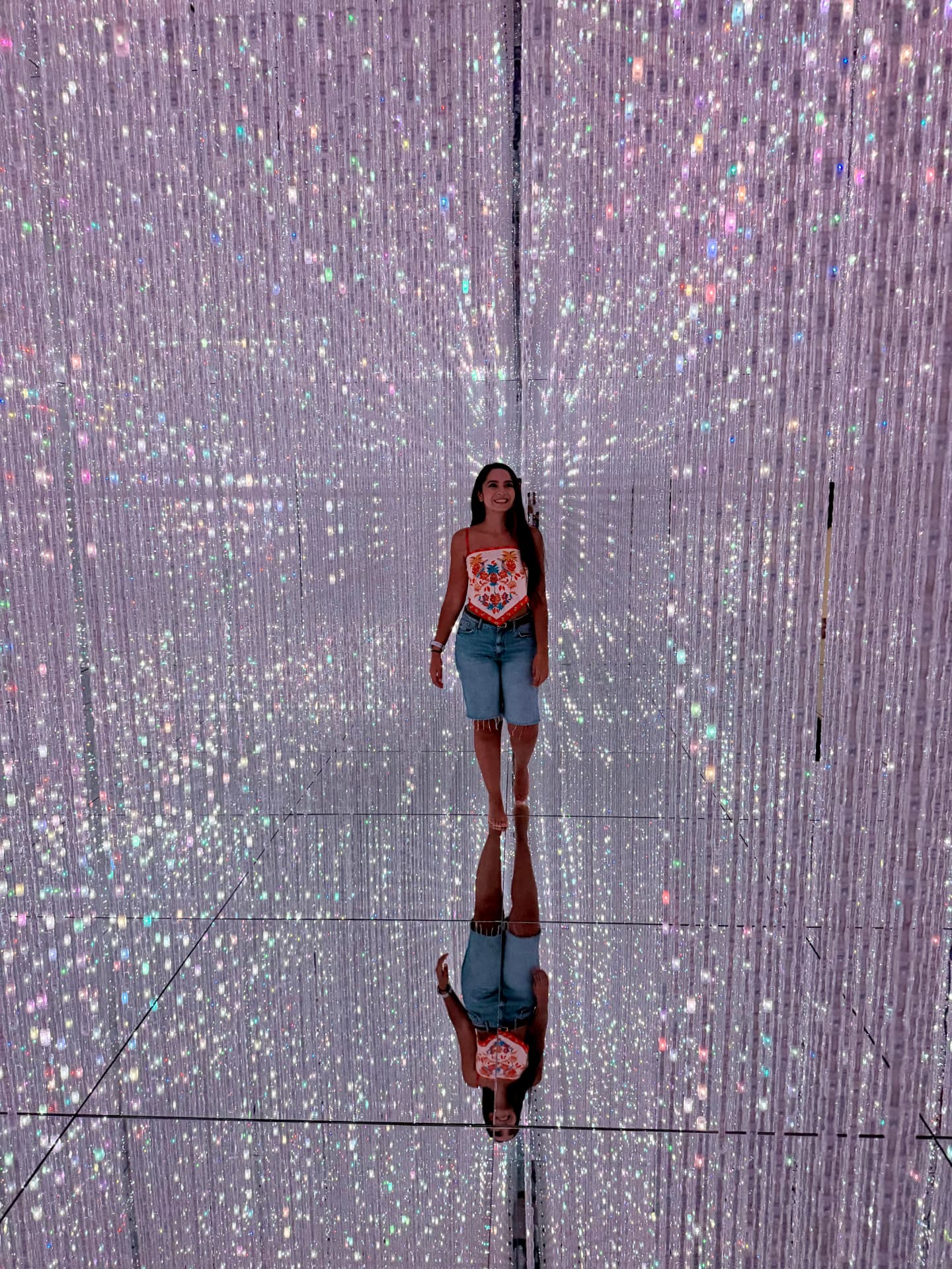 Viajera en la instalación de luces de teamLab en Tokio