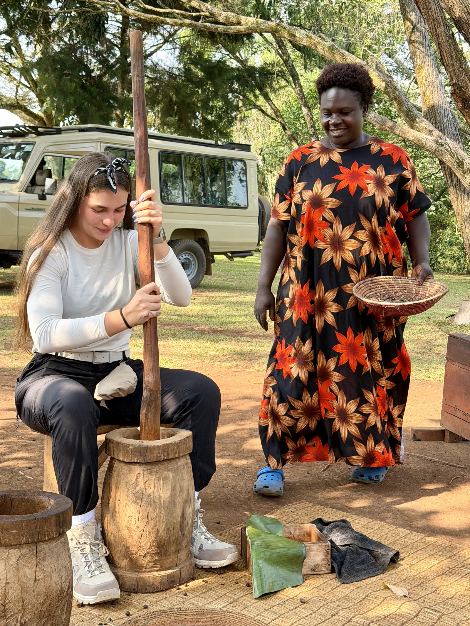Viajera Weppa moliendo café con una mujer local en Uganda