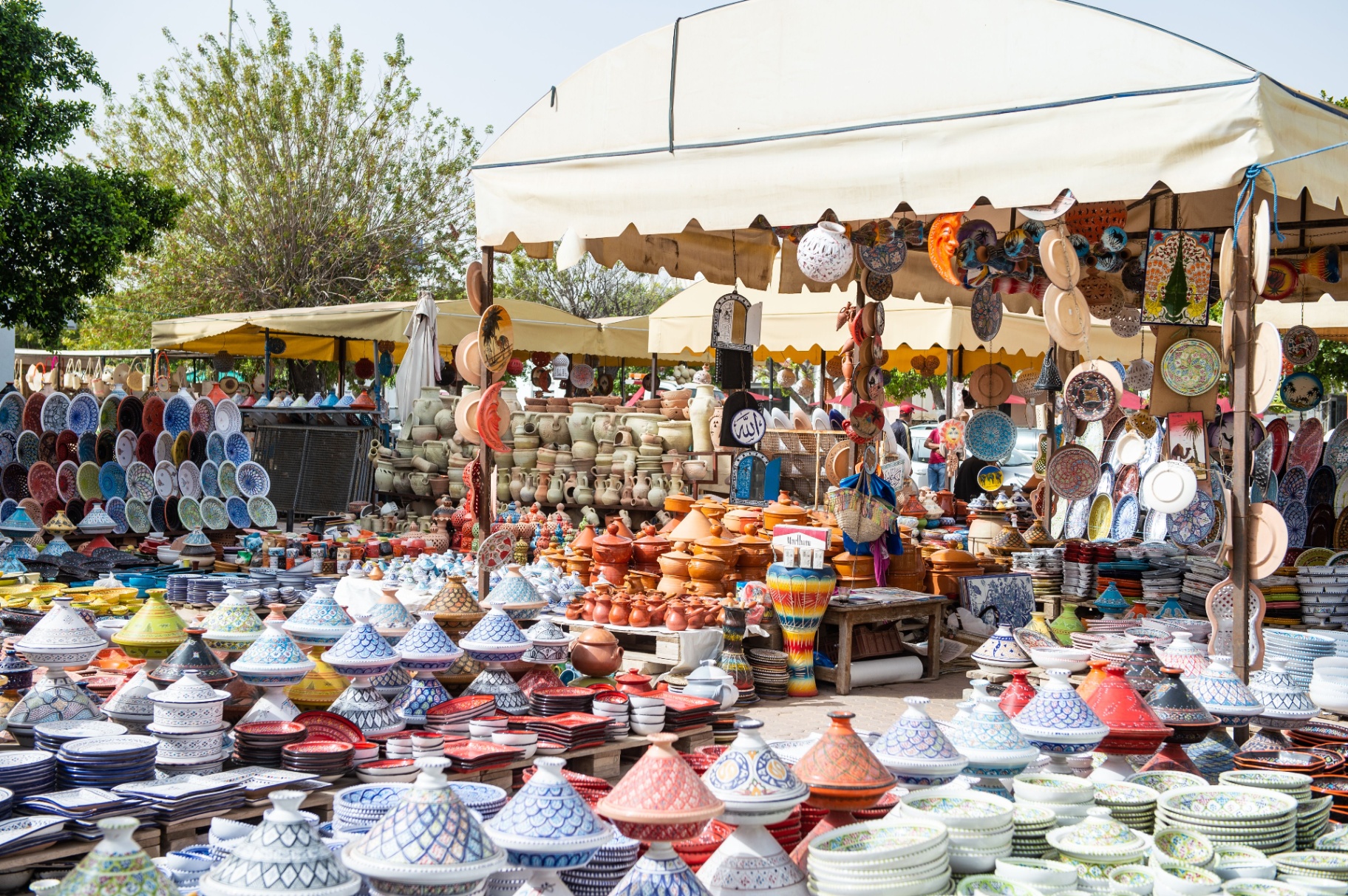 Medina de Marrakech con colores vibrantes