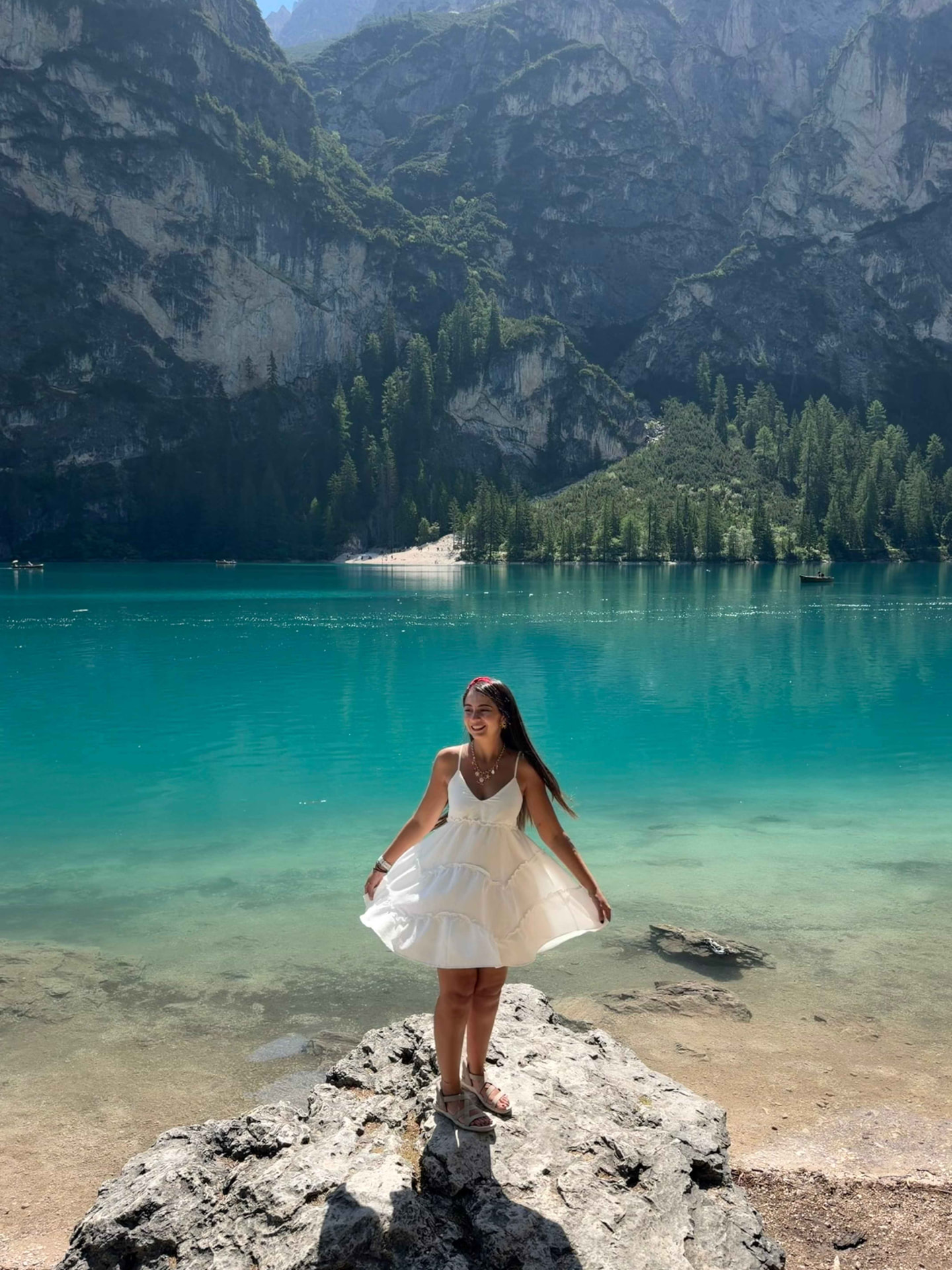 Viajera Weppa en la orilla del Lago di Braies