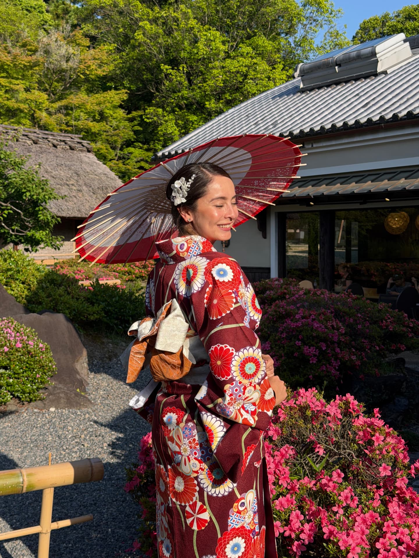 Viajera con kimono y sombrilla en Japón