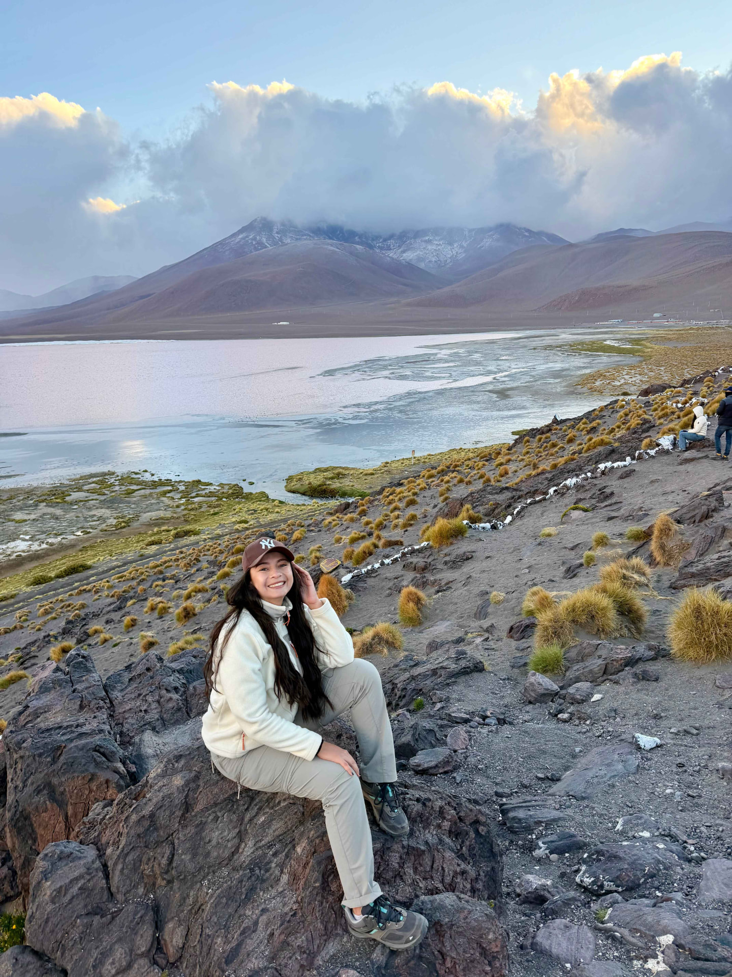 Géiseres al amanecer en el altiplano de Bolivia