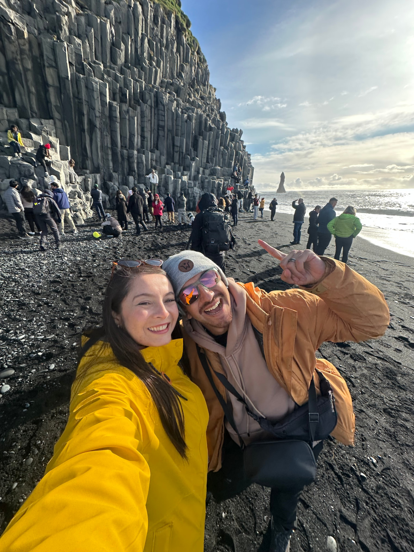 Viajeros Weppa en la playa negra de Reynisfjara