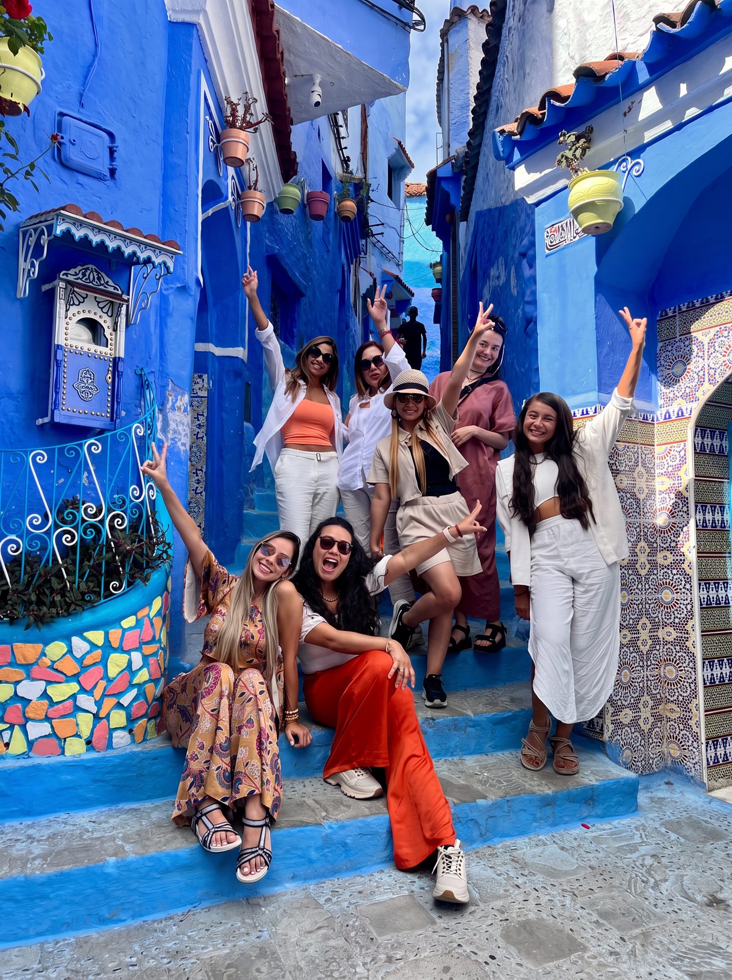 Grupo Weppa en las escaleras azules de Chefchaouen