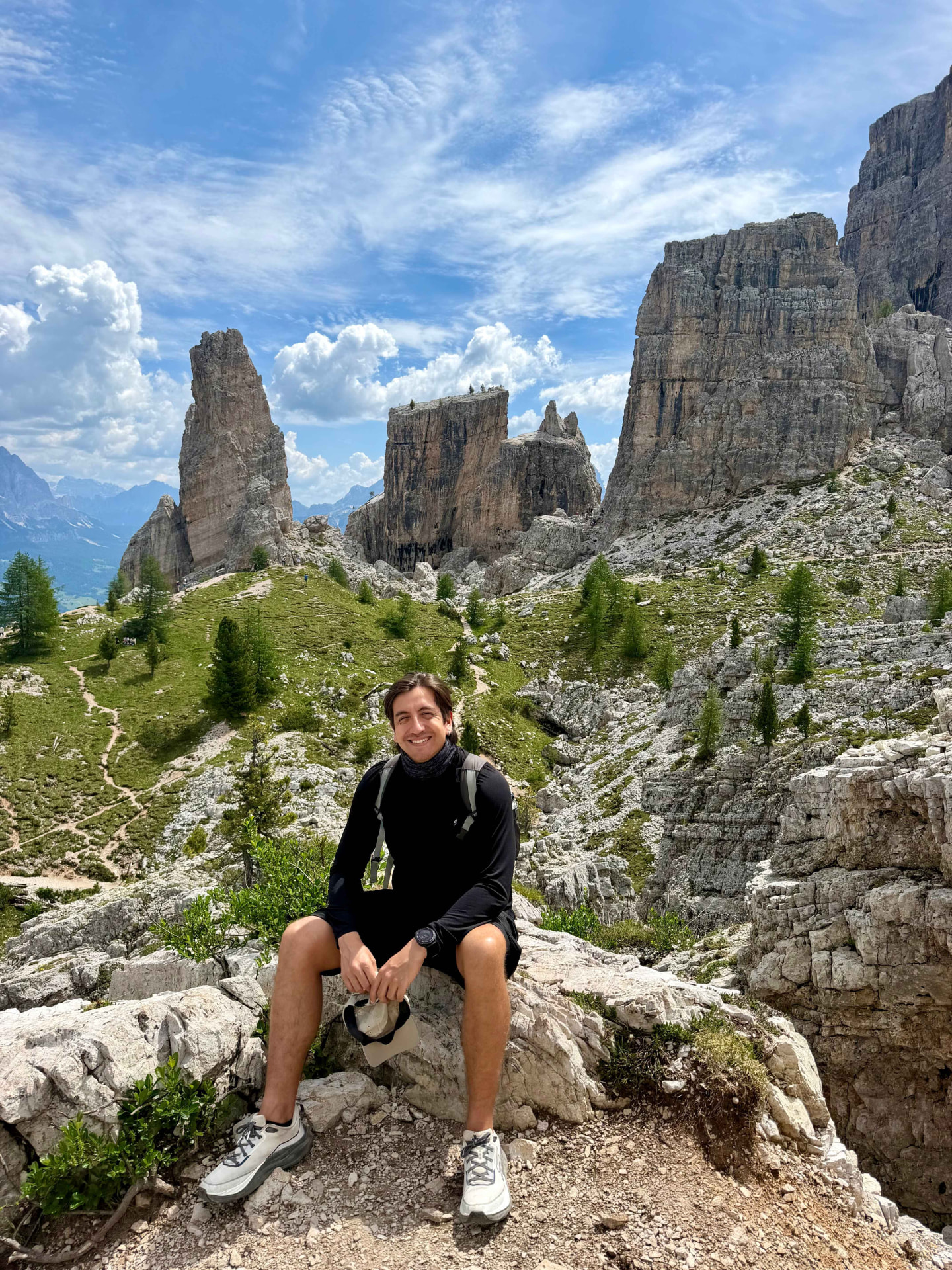Viajero Weppa frente a las Cinque Torri, cerca de Lagazuoi, Dolomitas