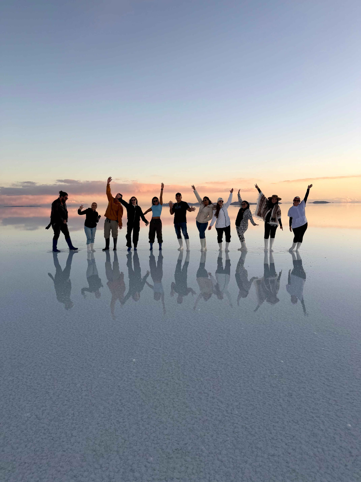Grupo Weppa en el efecto espejo del Salar de Uyuni