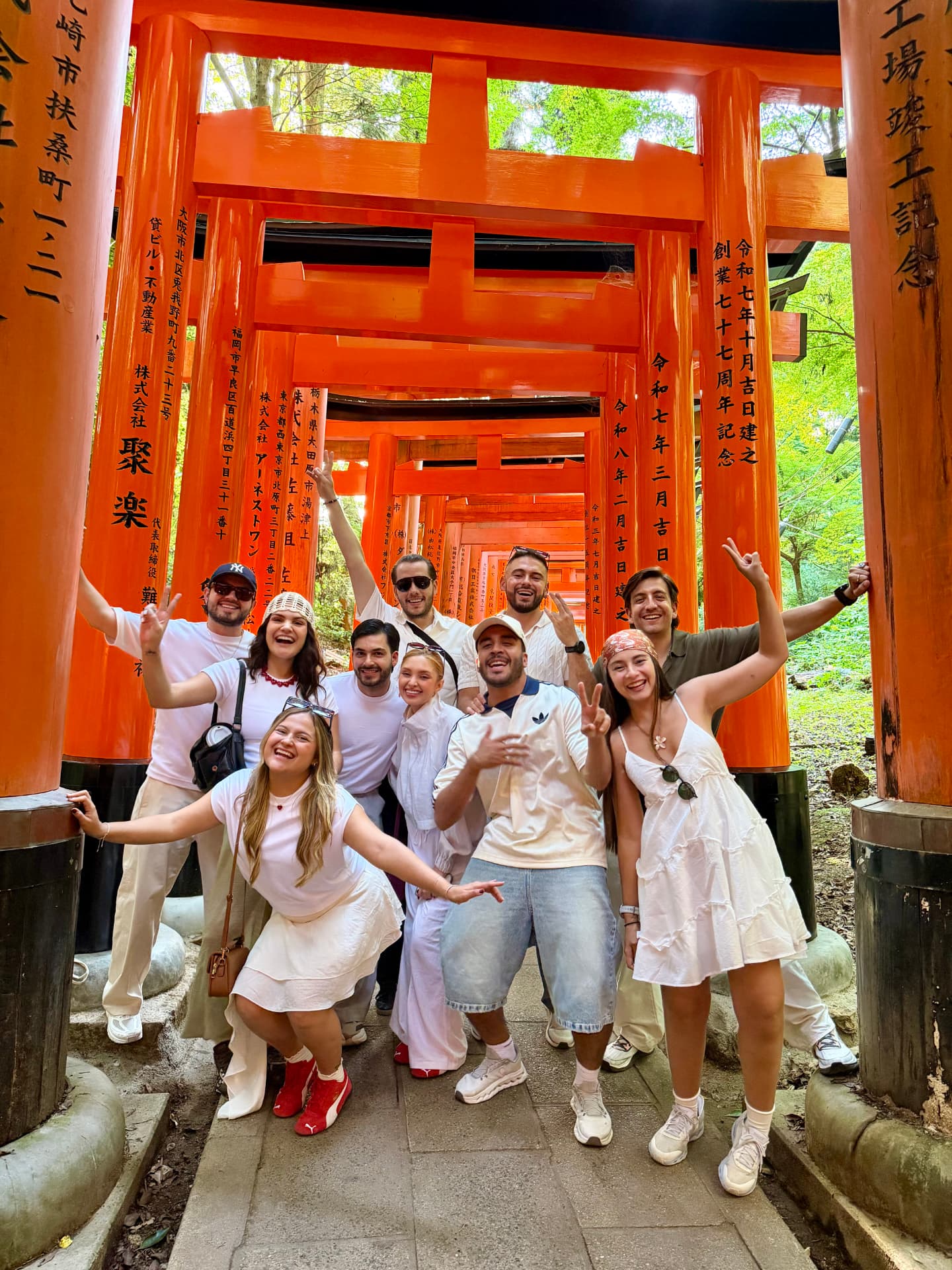 Grupo de viajeros bajo los torii de Fushimi Inari en Kioto