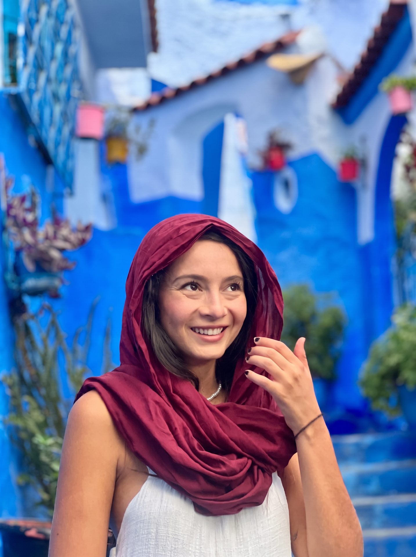 Viajera Weppa con pañoleta vinotinto en las calles azules de Chefchaouen