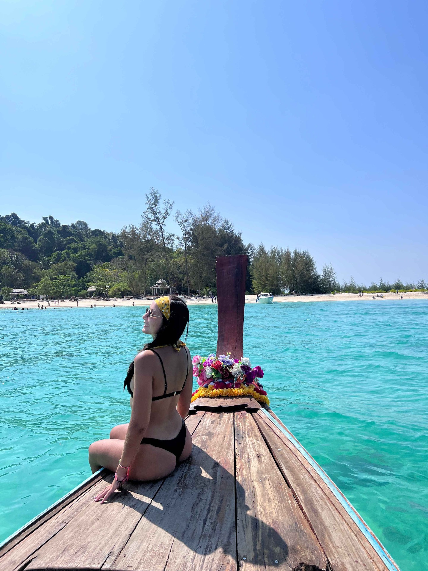 Viajera Weppa en una playa de aguas turquesas de Tailandia