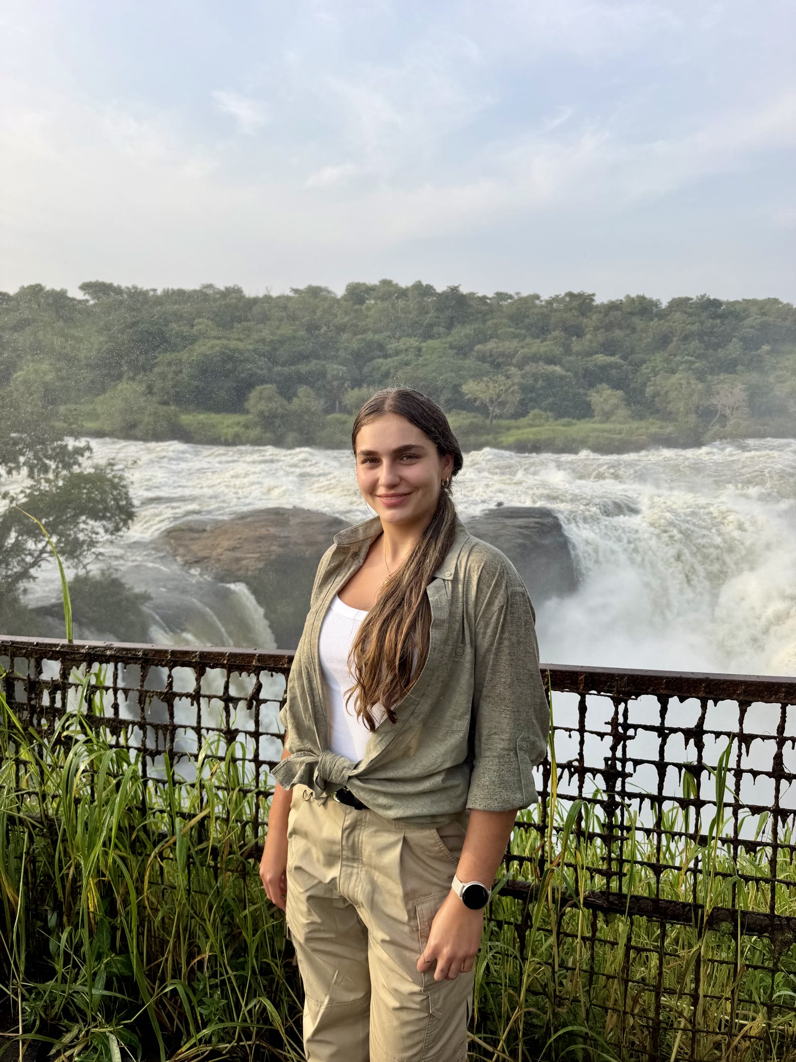 Viajera Weppa frente a las cataratas Murchison en Uganda
